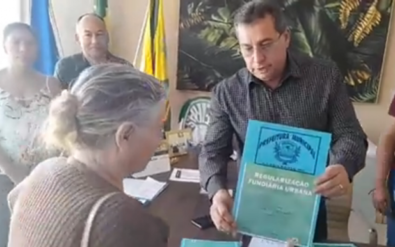 Prefeito Valdecy Costa faz a entrega Oficial das Escrituras de Imóveis Populares