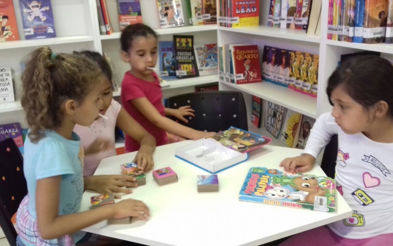 Visita dos alunos da Escola Municipal Antônio Paulino a biblioteca do SESI