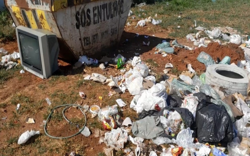 Prefeito Valdecy Costa pede a colaboração da população para não jogar lixo ao lado de cemitério.